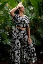 Load image into Gallery viewer, Wailani Top-Orchid (Black)
